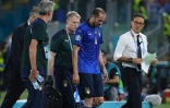 Le capitaine et défenseur italien Giorgio Chiellini quitte le terrain, après s'être blessé à la cuisse lors du match de l'Euro 2020 contre la Suisse, le 16 juin 2021 au Stadio Olimpico à Rome 
