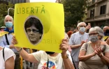 Un manifestant brandit un portrait de Carles Puigdemont lors d'une manifestation devant le consulat italien à Barcelone, le 24 septembre 2021