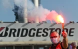 Un syndicaliste lors d'une manifestation contre la fermeture du site de Bridgestone à Béthune, le 17 septembre 2020