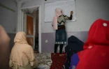 Des jeunes filles étudient dans une école clandestine, en Afghanistan, le 25 juillet 2022