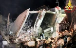 Photo diffusée par les pompiers italiens le 12 décembre 2021 montrant l'effondrement d'un immeuble de quatre étages à Ravanusa, en Sicile