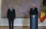 Le chancelier allemand Olaf Scholz (g) écoute le discours du président allemand Frank-Walter Steinmeier avant de lui remettre les décrets de révocation des ministres et un certificat de nomination, au palais présidentiel Bellevue à Berlin, le 7 novembre 2024