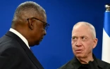 Le secrétaire américain à la Défense Lloyd Austin (g) et son homologue israélien Yoav Gallant lors d'une conférence de presse, le 18 décembre 2023 à Tel Aviv
