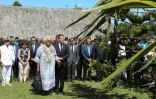 Le président Emmanuel Macron se recueille le 5 mai 2018 à Hwadrilla où ont été assassinés le 4 mai 1989 les deux leaders nationalistes, Jean-Marie Tjibaou et Yeiwéné Yeiwéné par un indépendantiste radical