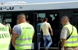 Des albanais, qui se sont vus refuser l'asile, arrivent de France et de Belgique, à l'aéroport de Tirana en Albanie, le 26 juillet 2017
