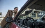 Ahmed Mahmoud, chauffeur Uber, nettoie son véhicule, le 23 février 2016 au Caire