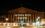 Une des "raisons" d'accueillir les migrants projetées sur la façade de l'Assemblée nationale par Amnesty International France, à Paris le 19 juin 2018 