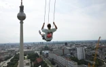 Pascal Vent, 36 ans, se balance à 120 mètres au dessus de Berlin sur la plus haute balançoire d'Europe à l'Alexanderplatz, le 31 juillet 2024