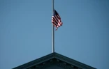 Le drapeau américain en berne sur la Maison Blanche, dimanche 26 août 2018, au lendemain de la mort de John McCain