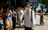 Patrick Lam (c), ancien rédacteur en chef de Stand News, arrive au tribunal, le 26 septembre 2024 à Hong Kong