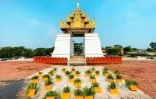 Photo prise et diffusée le 13 avril 2021 par une source anonyme via Facebook montrant des pots de plantes déposés devant un stupa à Mandalay avec des messages contre le coup d'Etat miltaire en Birmanie