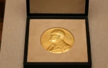 Une médaille du prix Nobel, à Londres, le 6 décembre 2021