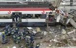 Les corps de victimes évacués après l'explosion d'un train à la gare d'Atocha à Madrid, le 11 mars 2004