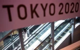 Une affiche pour les Jeux Olympiques 2020 de Tokyo photographiée le 7 février 2021 à Tokyo.