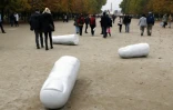 Une scupture de l'artiste britannique Jonathan aux Tuileries, à Paris, le 20 octobre 2015