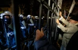 Des manifestants à Varsovie devant la Cour constitutionnelle polonaise, le 30 octobre 2026