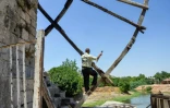 Un ouvrier entretient une roue à eau le long de l'Oronte, à Hama en Syrie, le 24 juin 2020