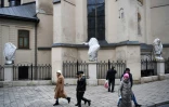 Des statues enveloppées pour les protéger d'éventuels bombardements près de la cathédrale de Lviv, en Ukraine, le 5 mars 2022