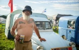 Gabriele Salvoni, un Italien de 55 ans, pose devant sa 2CV lors d'un rassemblement organisé à Postojna en Slovénie, le 30 juillet 2025
