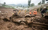 Des secouristes recherchent des victimes ensevelies par un glissement de terrain dans le village de Pasirlangu, à Bandung, dans l'ouest de l'île indonésienne de Java, le 26 janvier 2026