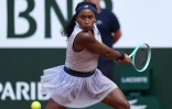 L'Américaine Coco Gauff en quarts de finale du tournoi de Roland-Garros contre la Tunisienne Ons Jabeur sur le court Philippe-Chatrier le 4 jjin 2024 à Paris