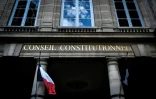 En avril 2024, le Conseil constitutionnel avait jugé qu'un conditionnement à cinq ans de résidence était "disproportionné", conduisant Les Républicains à abaisser cette durée à deux ans