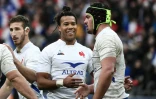 Le N.8 du XV de France Grégory Alldritt (d) félicité par l'ailier Teddy Thomas (c) lors du Tournoi des six nations contre l'Italie, le 9 février 2020 au Stade de France à Saint-Denis 