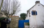 Des journalistes filment la maison familiale des Le Pen à la Trinité-sur-mer, en Bretagne, le jour du décès de Jean-Marie Le Pen, le 7 janvier 2025