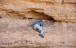 Frédérique Duquesnoy, photographie des peintures sur le site de Terkei rock art, dans l'Ennedi-Ouest, au Tchad, le 13 juillet 2025