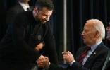 Le président ukrainien Volodymyr Zelensky serre la main de son homologue américain Joe Biden, le 25 septembre 2024 à New York