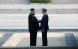 Le président sud-coréen Moon Jae-in (d) et le leader nord-coréen Kim Jong Un se serrent la main, le 27 avril 2018 à Panmumjom, dans la Zone démilitarisée séparant les deux Corées