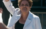 Dilma Rousseff salue ses supporters en quittant le palais de Planalto à Brasilia le 12 mai 2016