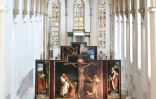 Le Retable d'Issenheim exposé au musée Unterlinden de Colmar, le 29 avril 2022, avec une copie d'un panneau de la Crucifixion (au centre, à droite) avant sa restauration