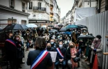 La maire du 9e arrondissement, Delphine Bürkli, rend hommage aux victimes de l'explosion de la rue de Trévise, le 12 janvier 2021 à Paris