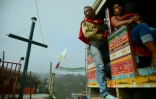 Des habitants prennent le bus "Chiva" à Pueblo Nuevo en Colombie le 10 juillet 2016