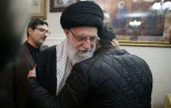 Le Guide suprême Ali Khamenei le 3 janvier 2020, avec des membres de la famille de Qassem Soleimani à Téhéran
