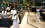 Des robots guidés par des personnes handicapées depuis chez elles, sont en plein travail pour servir les consommateurs du café Dawn à Tokyo, le 17 août 2021