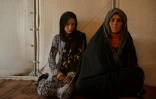 Habibet (g) et sa mère Rabia sous une tente du camp de déplacés de Qala-i-Naw, le 17 octobre 2021 en Afghanistan