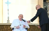Le pape François, en fauteuil roulant, dirige la prière de l'Angélus, place Saint-Pierre au Vatican, le 6 avril 2025