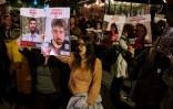 Des manifestants israéliens brandissent des portraits d'otages du Hamas le 22 janvier 2024 à Jérusalem afin de réclamer leur retour