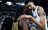 L'Américain de Monaco John Brown (g) parle avec la star de Boulogne-Levallois Victor Wembanyama après la finale du championnat de France, le 15 juin 2023 à Paris