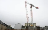Une grue cassée en deux dans le centre-ville de Brest après le passage de la tempête Ciaran, le 2 novembre 2023 dans le Finistère