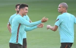 Cristiano Ronaldo (g) avec le défenseur du Portugal Pepe lors d'un entraînement avant le match de l'Euro contre la France, le 22 juin 2021