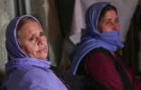 Des femmes issues de la minorité yazidie assises dans une tente dans le camp de déplacés de Chamishko, dans le nord de l'Irak, le 5 mai 2022