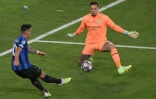 Le gardien de Manchester City Ederson s'interpose devant Lautaro Martinez de l'Inter Milan en finale de C1 au stade Ataturk le 10 juin 2023 à Istanbul