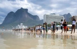 Manifestation pour célébrer la Journée mondiale des Océans, le 8 juin 2025 sur la plage de Sao Conrado à Rio de Janeiro (Brésil)