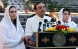 le président élu Asif Ali Zardari (c), entouré de ses filles Bakhtawar (g) et Asifa (d), fait une déclaration après son élection, le 6 septembre 2008 à Islamabad, au Pakistan