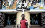 Un Congolais devant une église où se tient une messe avant une manifestation contre le maintien au pouvoir du président Joseph Kibila, le 21 janvier 2018 à Kinshasa