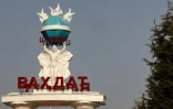 Le nom de la ville de Vakhdat sur une stèle, à l'est de Douchanbé, le 16 septembre 2023 au Tadjikistan