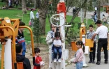 Des enfants jouent sur des agrès dans le parc Mellat de Téhéran, le 2 avril 2026